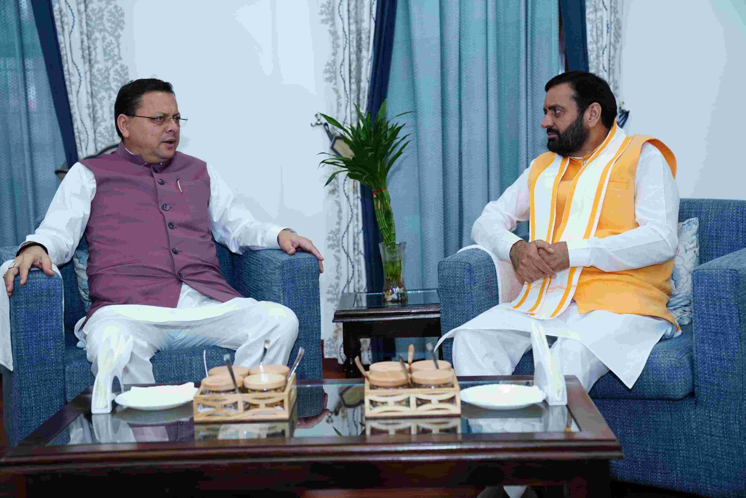 Chief Minister Pushkar Singh Dhami welcomed Haryana Chief Minister Nayab Singh Saini
